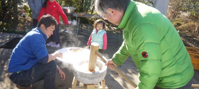 お正月　餅つき